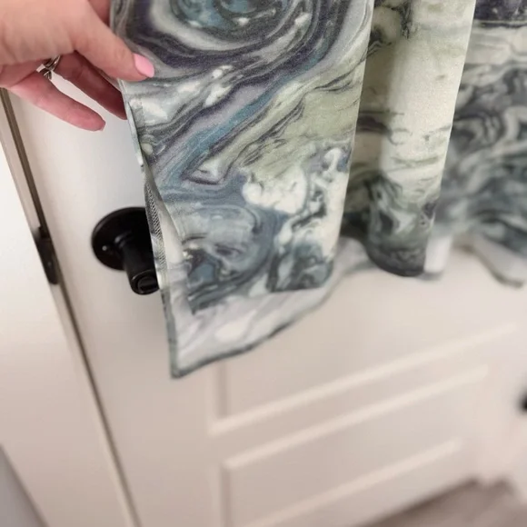 Zenana Marble Print V-Neck Long Sleeve Top – Size L - Picture 7 of 7